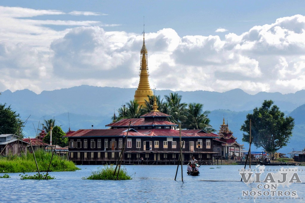 Pagoda Phaunglaw Oo del lago Inle